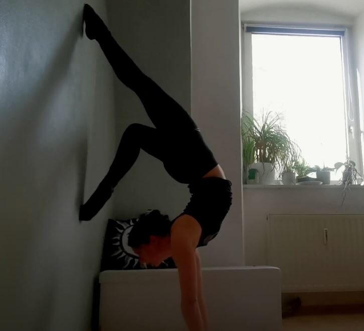 Short Intro to Contortion Handstands